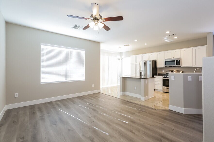 Building Photo - 5473 Coral Ribbon Ave