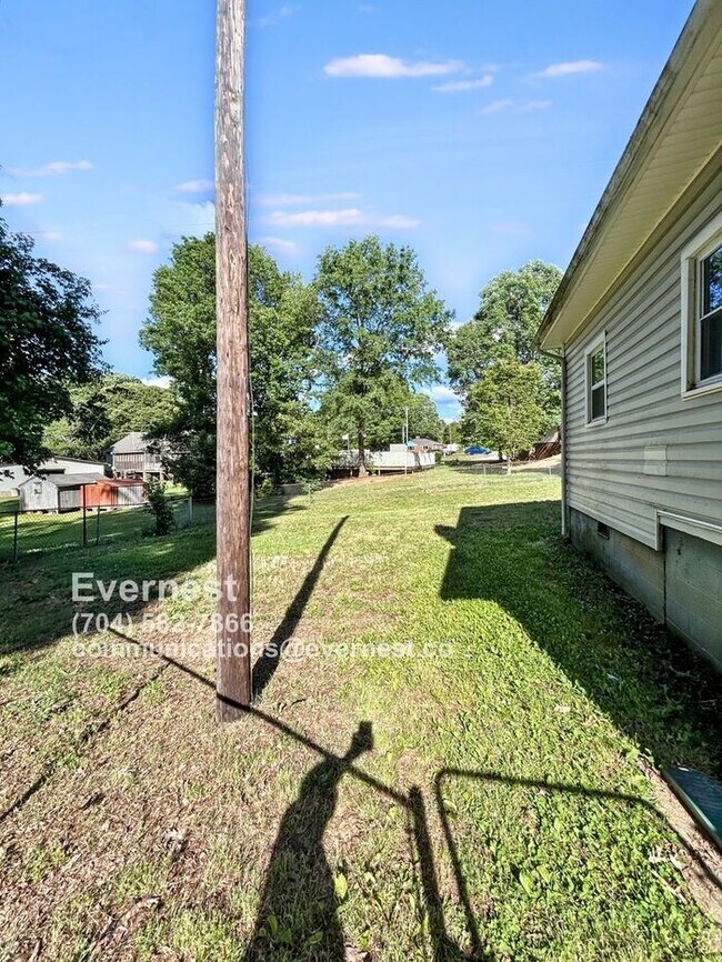 Building Photo - Lovely 3-Bedroom Home with Fenced Yard and...