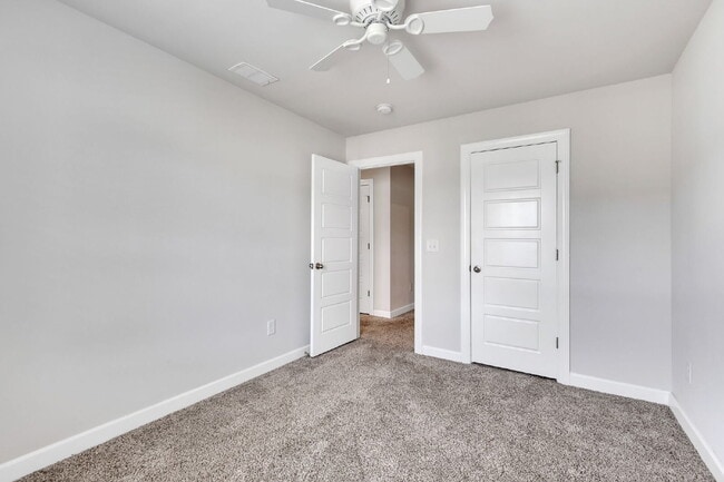 Building Photo - AMAZING LEASE SPECIAL!..Two-story 3BR/2.5BA townhome in Foxcroft Townes in Greenville - available...