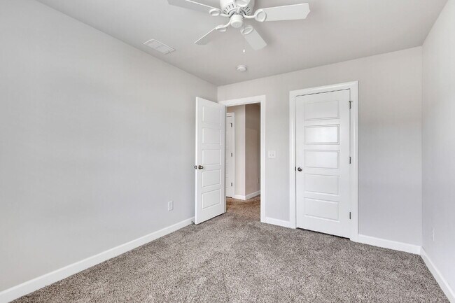 Building Photo - Two-story 3BR/2.5BA townhome in Foxcroft T...