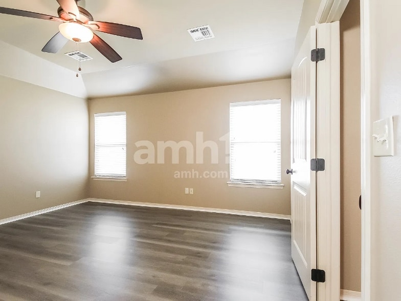 Building Photo - 14537 S Urbana Ct