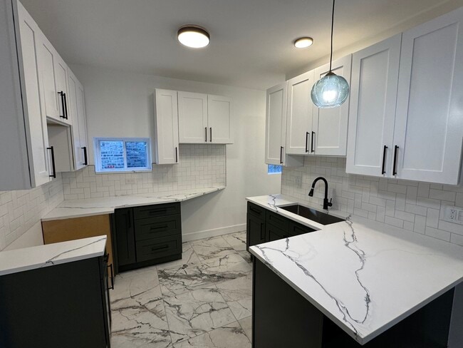 Building Photo - 7812 S Paxton Ave