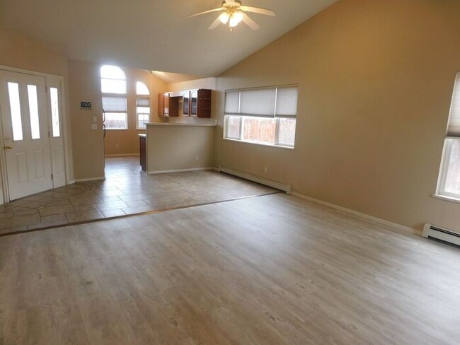 Building Photo - 3 bedroom home with fenced yard and garage...