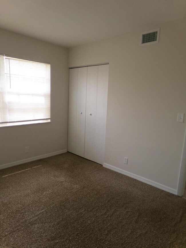 Building Photo - 1554 SE Royal Green Cir