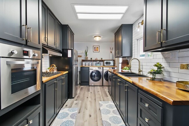 Building Photo - Highly Desirable Double Wide 55+ Home in R...