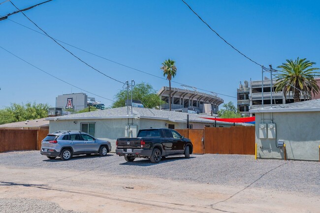 Building Photo - 332-334 N Warren Ave