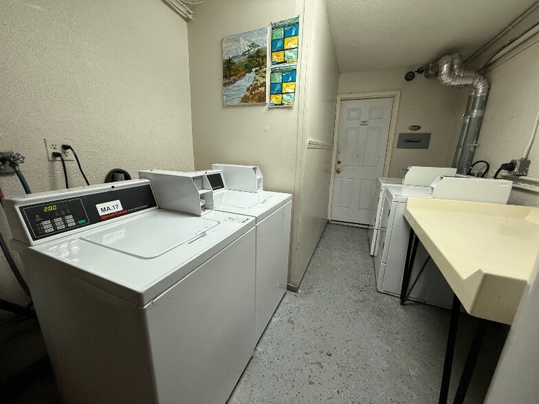 Building Photo - 44 Maple St