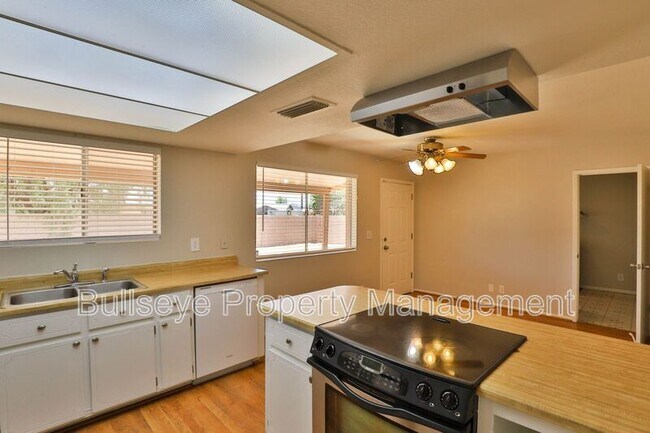 Building Photo - 331 W Pinon Ave