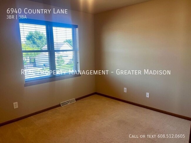 Building Photo - 6940 Country Ln