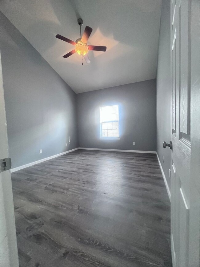Building Photo - Updated 2-Bed/2-Bath Condo in Desirable Br...