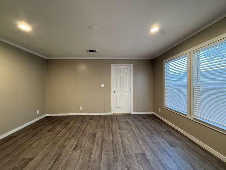 Building Photo - 118 E Semands St