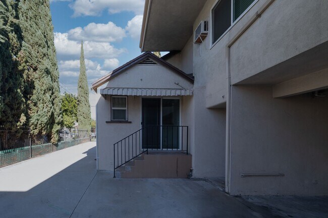 Building Photo - 822 E Windsor Rd