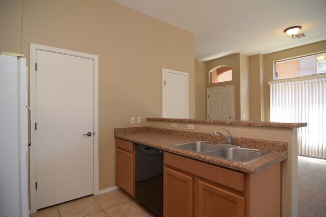 Building Photo - Well Maintained 2 Bedroom 2 Bath Home! Great South Tucson Location!