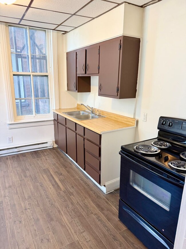 Building Photo - 2 Bedroom, 1 Bath First-Floor Apartment with Balcony & Private Entrance