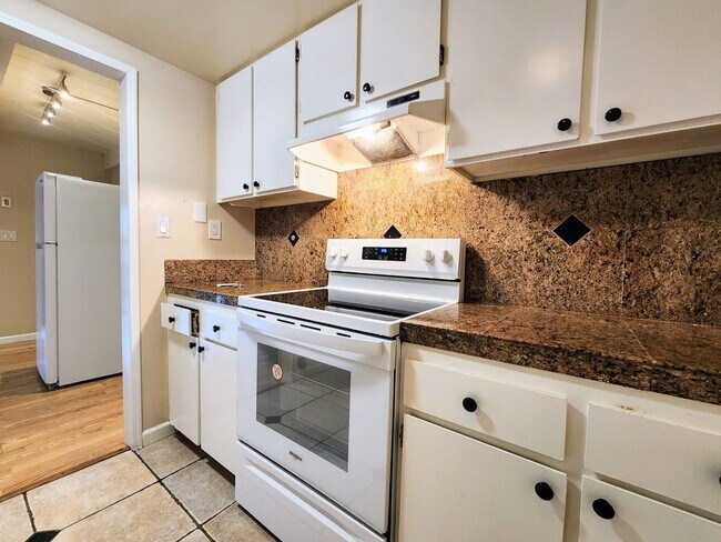 Building Photo - 2 Bedroom Townhome with Pool