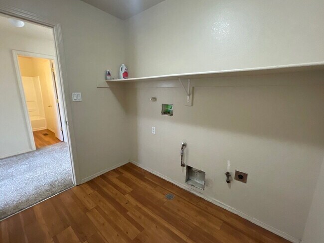 Building Photo - Two story 3 bedroom!