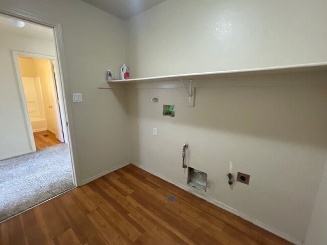 Building Photo - Two story 3 bedroom! Move in ready! Move i...
