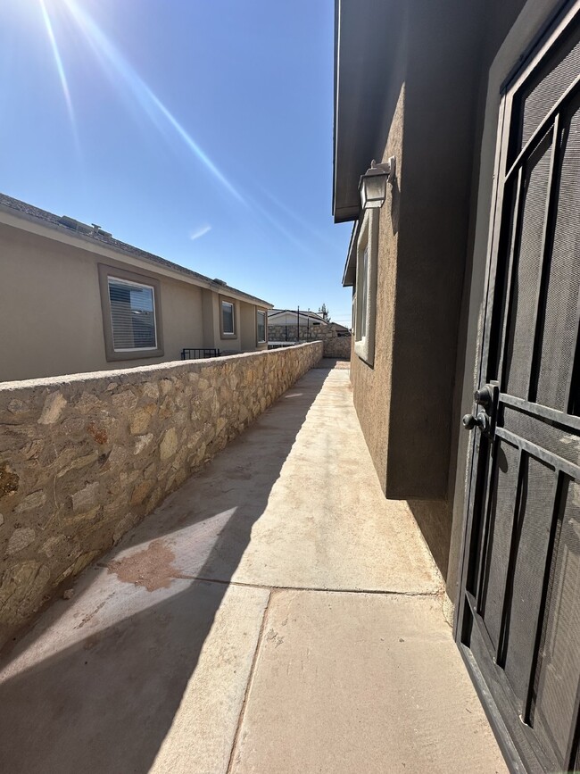 Building Photo - "Charming 3-Bedroom Oasis with 2 Full Bath...