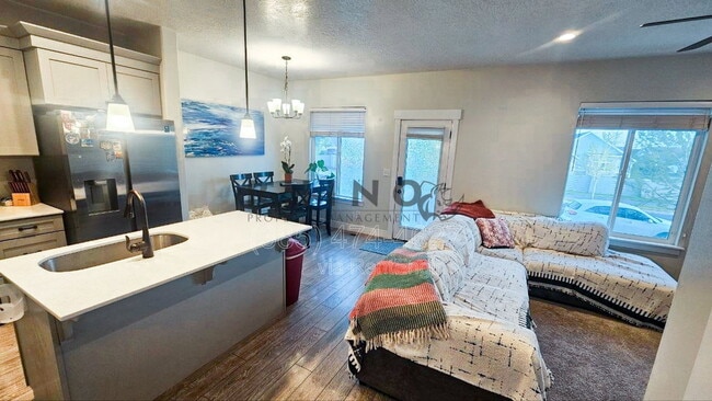 Building Photo - 213 Whitewater Dr