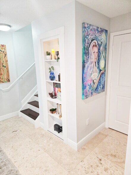 Building Photo - 302 NE 8th Ave