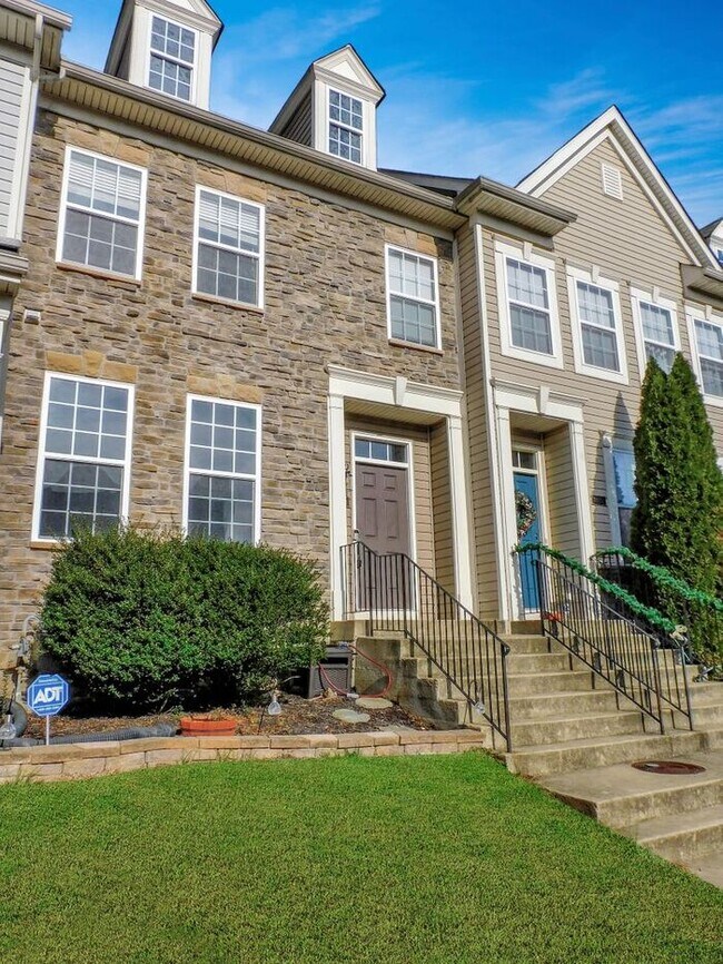 Pet Friendly 3 Story Inner Townhouse with 21925 Weeping Willow Ln