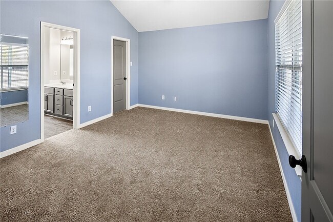 Building Photo - 916 Crested Point Dr