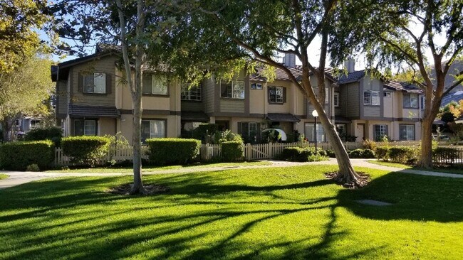 Building Photo - Townhouse 2 bedrooms, 2 1/2 baths, 2 car g...