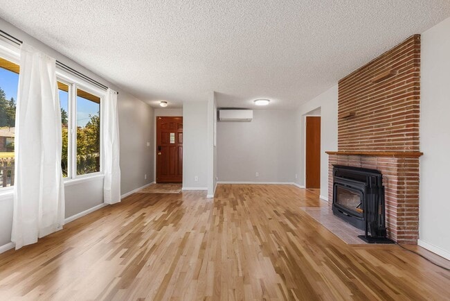 Building Photo - Bright 3-Bedroom Rambler with Hardwood Floors & Garden Space