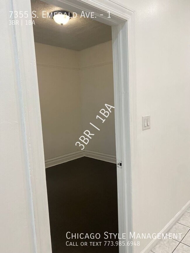 Building Photo - Generous Living Space