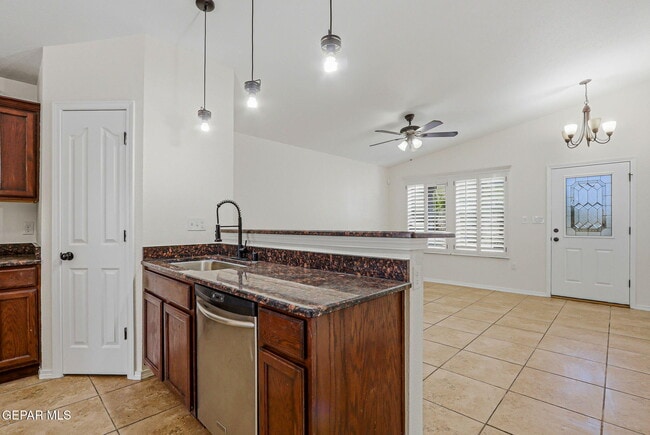 Building Photo - 14350 S Cave Ave