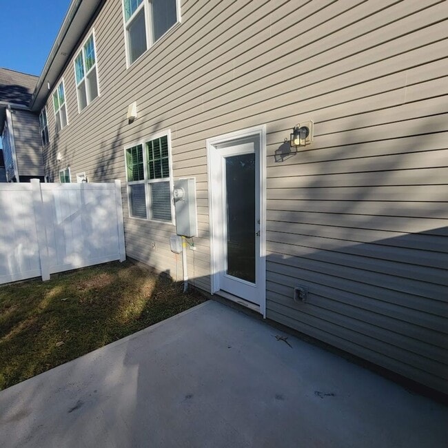Building Photo - End Unit; 3Br/2.5BA Townhouse