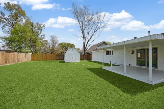 Building Photo - 5602 Hialeah Dr