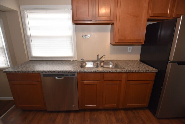 Building Photo - 3 bed 1 bath home in the Riverside/Keller park area