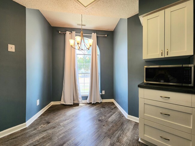 Building Photo - End Unit Townhouse in Chimny Hill