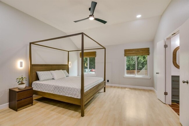 Building Photo - 10916 Sierra Oaks