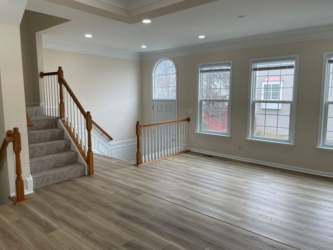 Building Photo - Elegant And Spacious 3 Bed 3.5 Bath Townhome In Vibrant Loudon Parkway Center