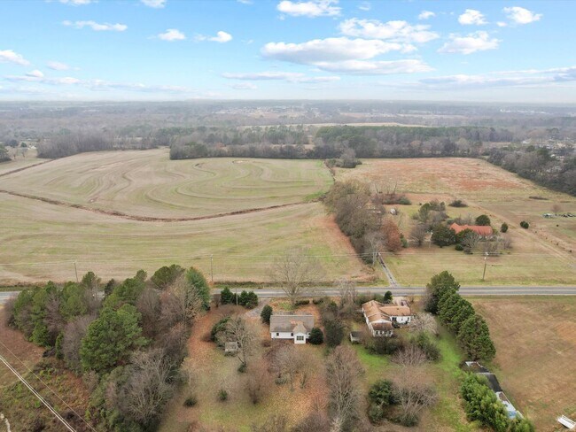 Building Photo - Enjoy privacy and seclusion while still being in Athens City!