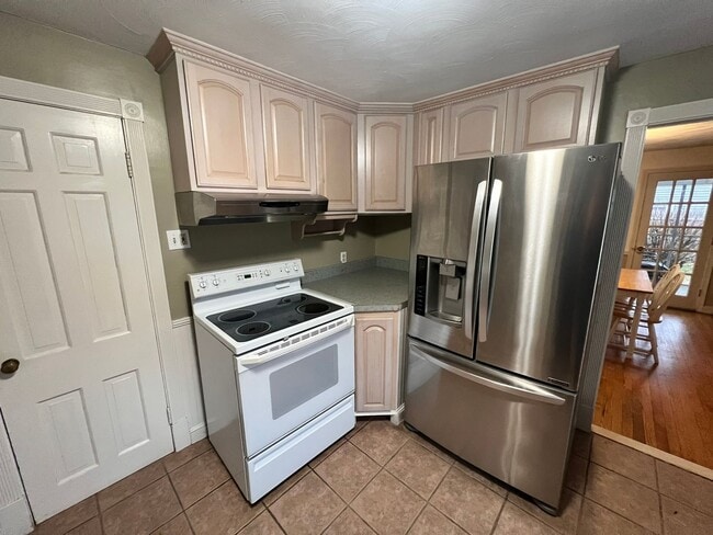 Building Photo - Beautiful, Single Family Colonial for Rent in Springfield!