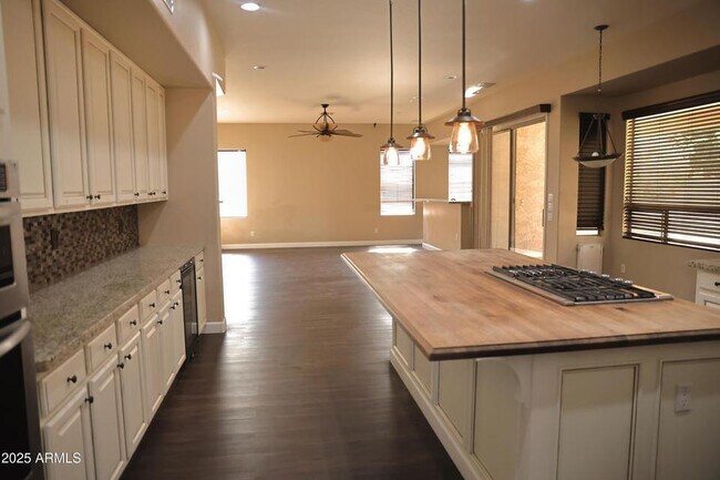 Building Photo - 562 N Danielson Way