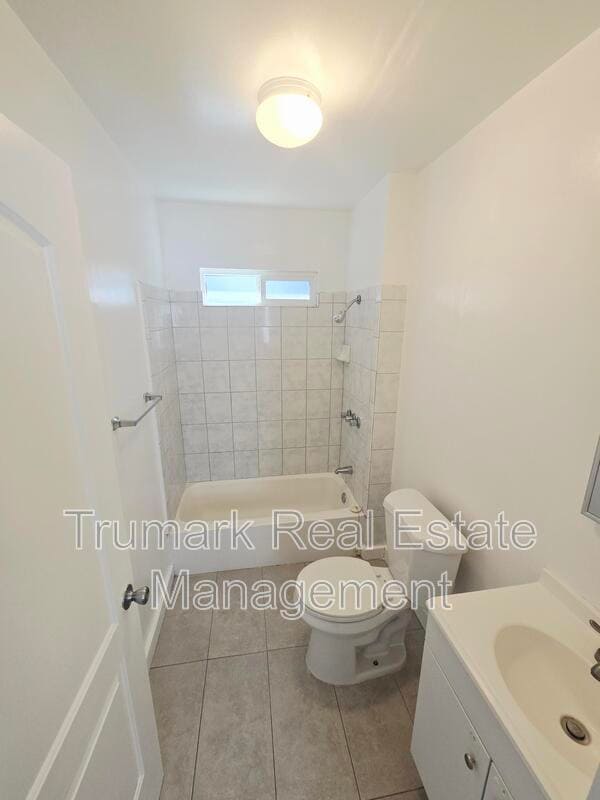 Building Photo - 1020 S Gerhart Ave