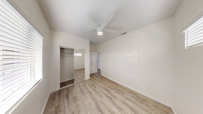 Building Photo - 4BD/2BA, Balcony Views!!