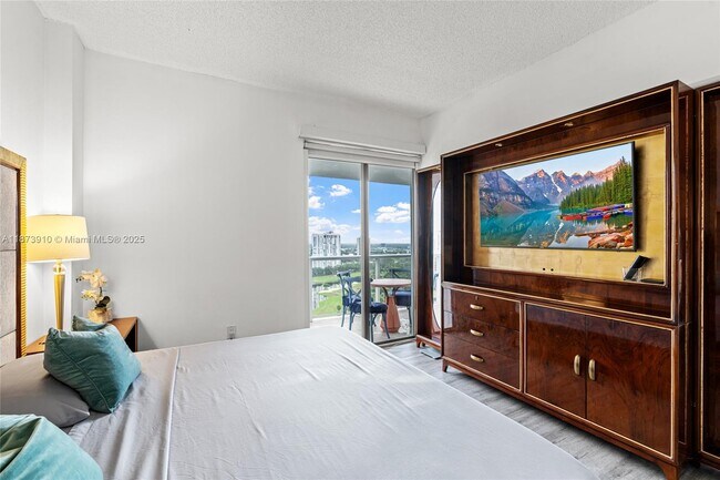 Building Photo - 3731 N Country Club Dr