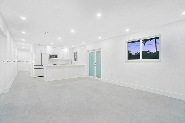 Building Photo - 2850 SW 24th St