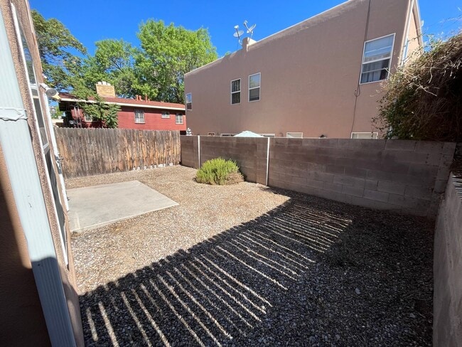 Building Photo - 3 bd / 3bth / 2 car near Pres, UNM, CNM, I-25