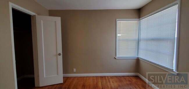 Building Photo - m-300