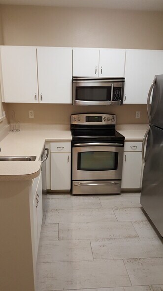 Kitchen, Convection Oven - 1910 E Palm Ave