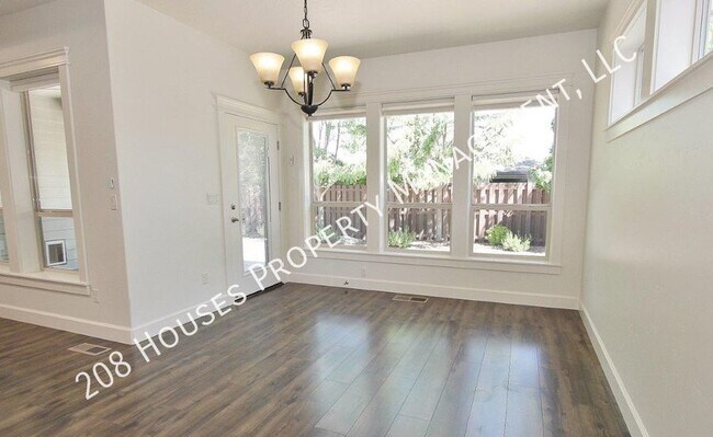 Building Photo - Immaculate Single-Level Home