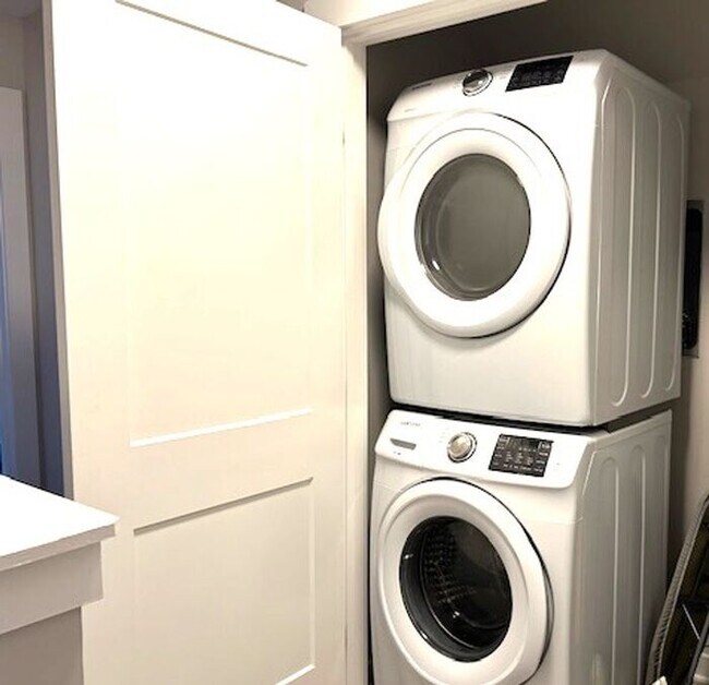Building Photo - Nice 2 Bedroom 2.5 bath townhome with open...