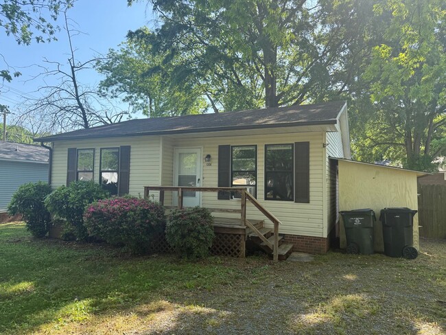 Building Photo - Two bedroom, 1 bath house in Burlington