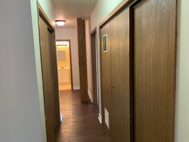 Building Photo - 215 Douglas St